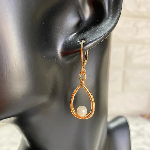 Anne Klein Dangling Earring with Pearl. - Picture 1 of 5
